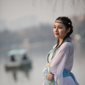 有位佳人，在水一方