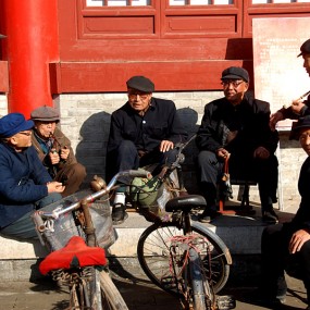 晒暖谝闲传的老人们