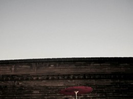 西安城墙下的红艳美女