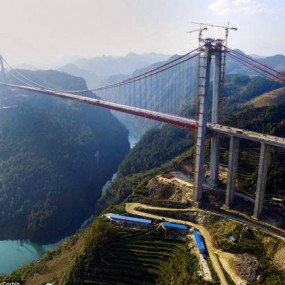 玻璃栈道是如何修筑的？背后却让国人心酸！