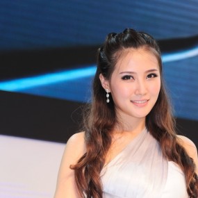 东风日产展台上的甜妹妹