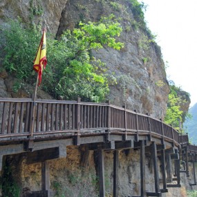 走在古蜀道上的学生们