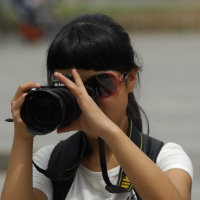 手握尼康的铿锵玫瑰