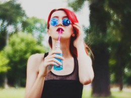 这只金光闪闪的高颜值复古镜头！