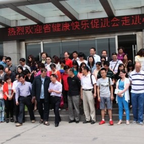 论坛参加张副省长（前）对心特软食品厂的考察