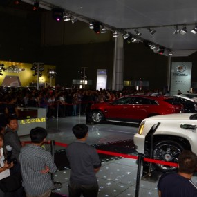 2012年绿地笔克车展中一群公色郎