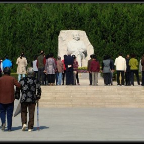 瞻仰老一辈无产阶级革命家--习仲勋陵园