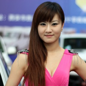 西安五一车展开幕 车模美女争相斗艳 ！