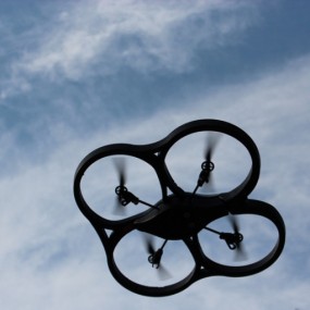 西安小寨上空惊现不明飞行物，难道是"UFO"?  PHOTO BY:白...