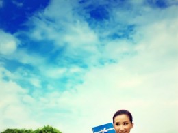 池塘边的美女和帅哥