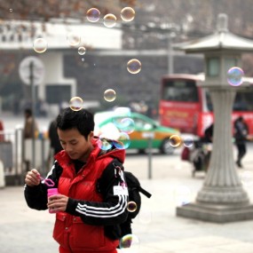 有人偷拍我玩泡泡！！！