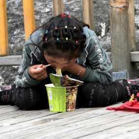 西藏行—雅鲁藏布·吃方便面的孩子