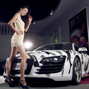 酥胸微露的R女郎