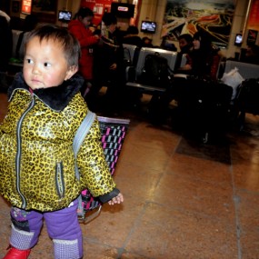 候车室抓拍云南小孩