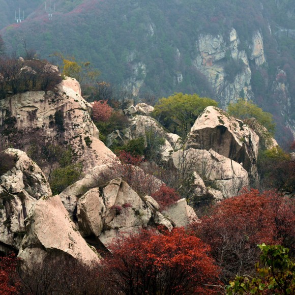 雾锁翠华观崩石