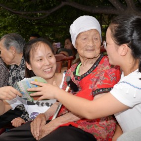 思源学院大学生七一东林老年公寓爱心活动