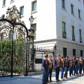 女性大饱眼福 巴黎上演猛男秀