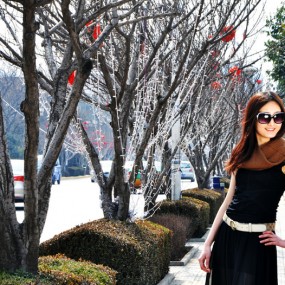 对面的女孩走过来