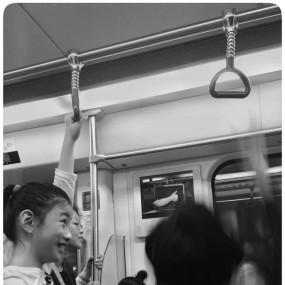 地铁上拍摄那些过往的陌生面孔