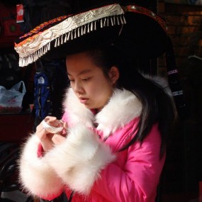 卖银饰的小姑娘