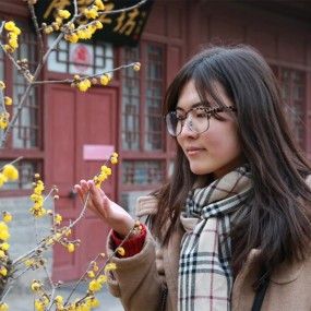 拍腊梅却被西北大学美女抢了镜