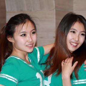 活动中的姊妹模特