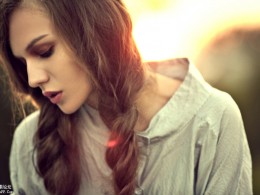 逆光效果下的阳台人像