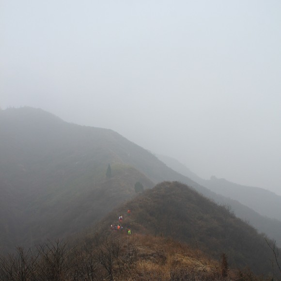雾中山梁
