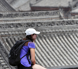 城墙上的洋女子