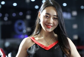 一位漂亮的车模