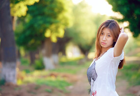 发个美女，呵呵！！