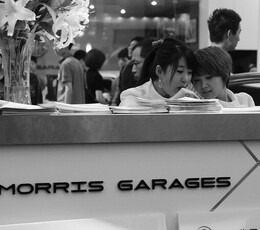 抓拍车展上的妹子