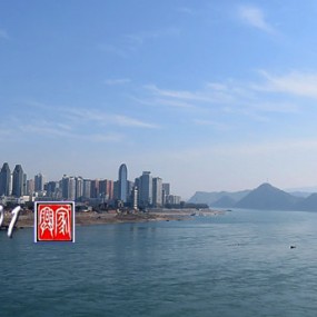 大年初一 ，在庙嘴长江大桥桥面中部看宜昌滨江美景