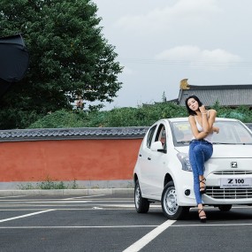 众泰汽车大红墙停车场的人像拍摄