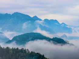 晨雾缭绕小村庄