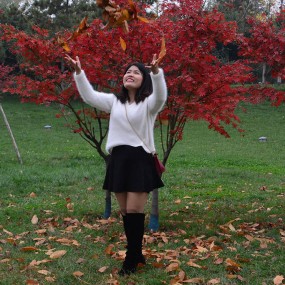 玩疯啦    美女与红叶