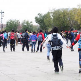 曲江池畔千人轮滑