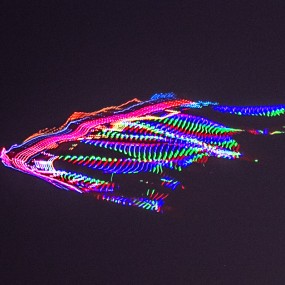 谁持彩练当空舞？