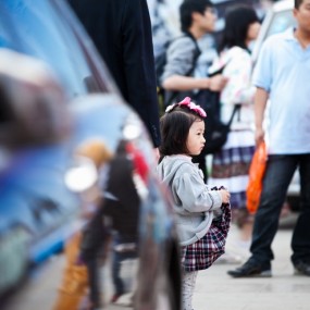 金花广场的童年女孩