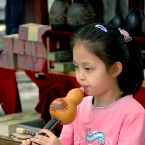 学吹葫芦丝的小姑娘