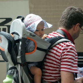 负重旅游的老外