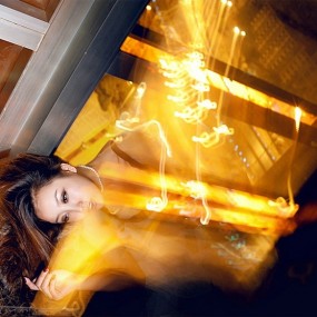 光影虚幻的美女