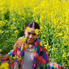 汉中油菜花之二：眼神与背景的结合