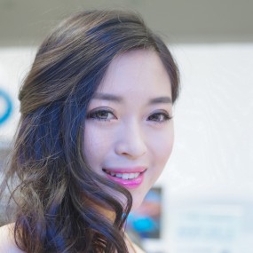 明眸皓齿顾盼生辉