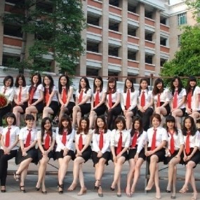 网传大学女生“惊艳毕业照”:黑丝 短裙 六道杠