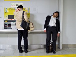 法国摄影师David Tesinsky镜头里的日本上班族