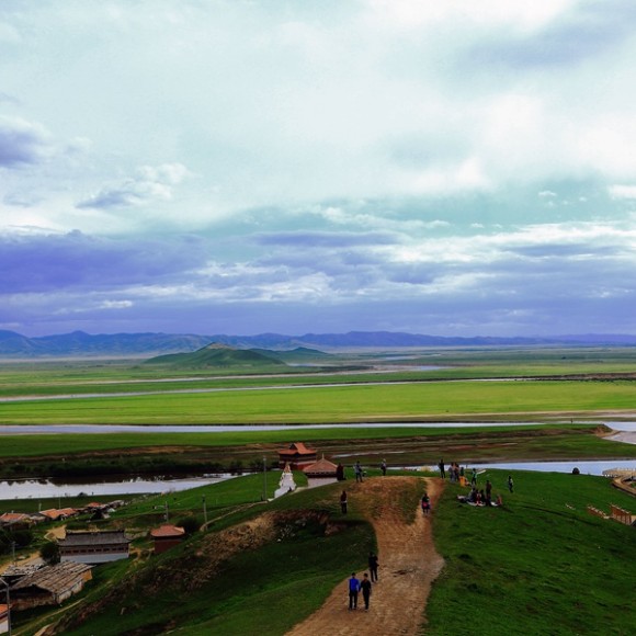 远山涂黛连天外，黄河如丝入梦来