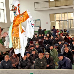 社区老年艺术团给敬老院老人送大戏拜早年