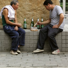丰盛晚歺一一雁塔西路石雕碑后两工友晚饭情景