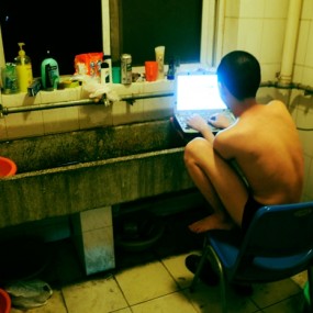 和尚你太时尚了~信号最好的地方被你寻见了~~~